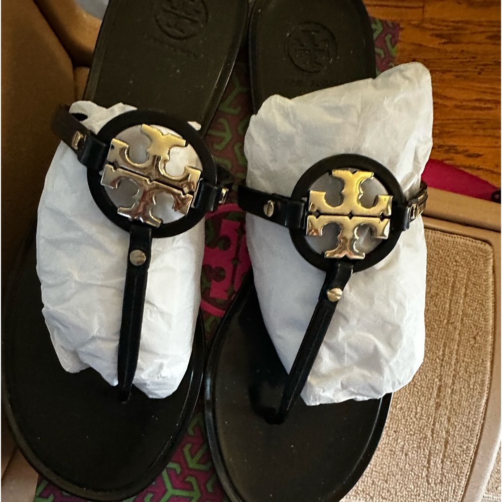 - New with box Tory Burch Mini Miller Perfect Black Flat Thong Sandal. Siz…